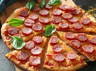 Рецепта Пица с домашно тесто с доматен сос, моцарела, кашкавал и салам